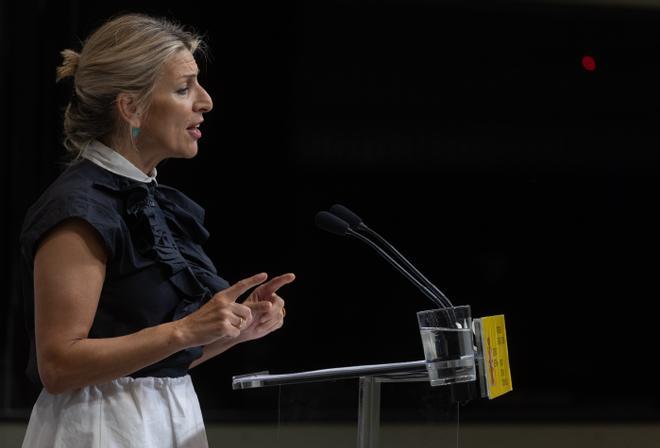 La vicepresidenta Yolanda Díaz, en su rueda de prensa este lunes en el Ministerio de Trabajo.