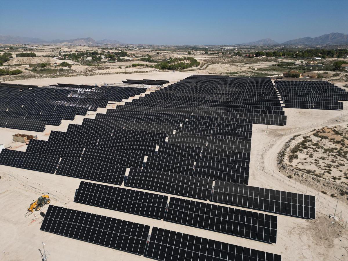 Parque fotovoltaico sobre un terreno árido.