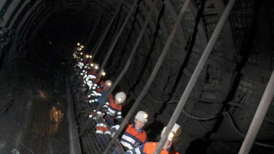 Un grupo de turistas, en la visita al pozo Sotón.