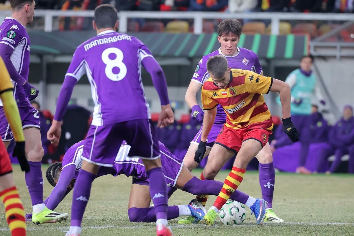 Bazdar rodeado por jugadores del Jagiellonia ayer.