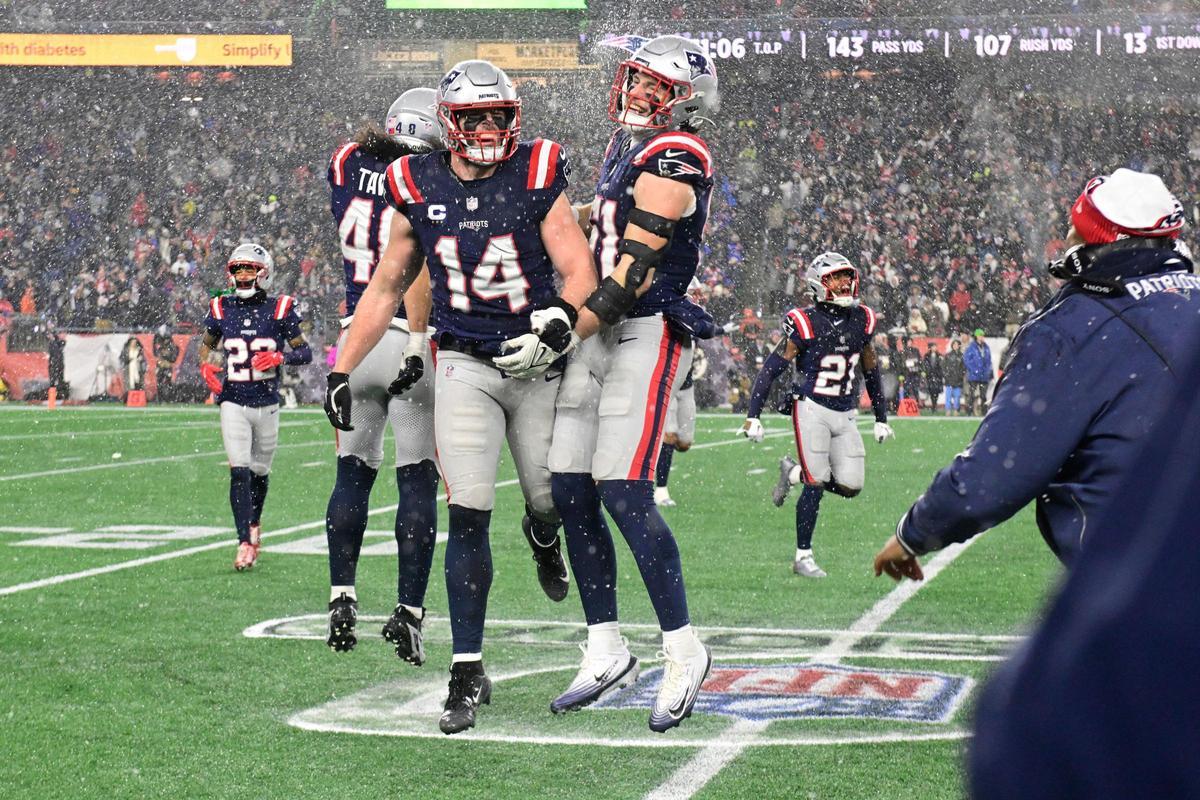 Los jugadores de los New England Patriots celebran una jugada en su victoria ante los Houston Texans en la Ronda Divisional de la Conferencia Americana de la NFL 25-26