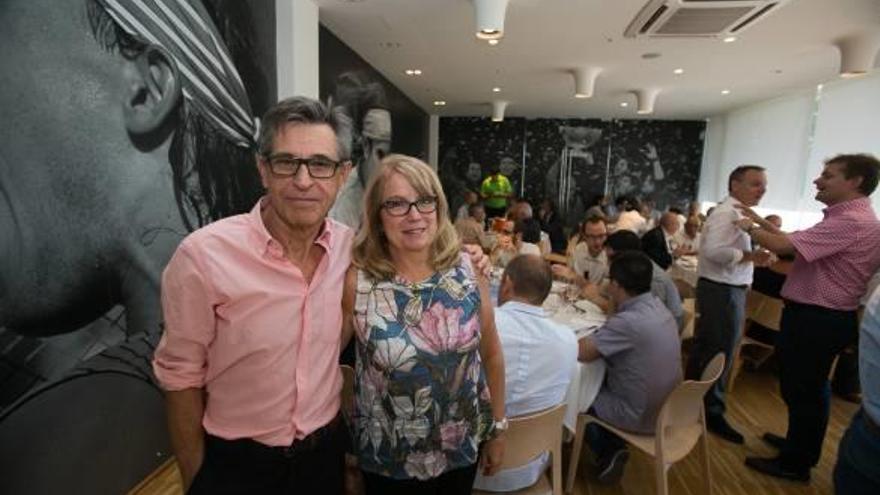 Navarro Vera posa con su mujer durante la comida.