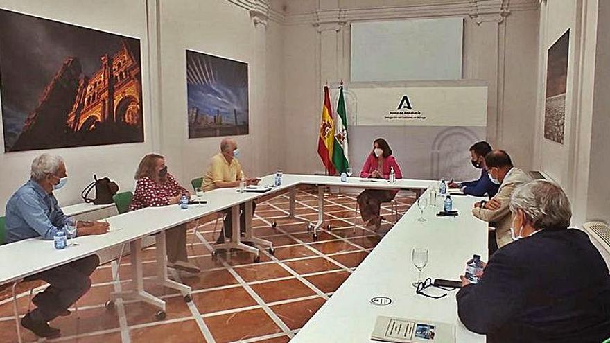 Reunión de la comisión vecinal con la delegada de la Junta de Andalucía, Patricia Navarra el pasado mes de mayo.