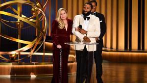 El actor Anthony Anderson y la actriz estadounidense Christina Applegate en el escenario durante la 75ª edición de los premios Emmy en el Peacock Theatre de Los Ángeles.