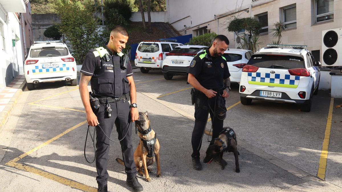 Els dos agents de la Policia Local de Blanes amb les gosses Liwa i Eris de la unitat canina davant de la comissaria