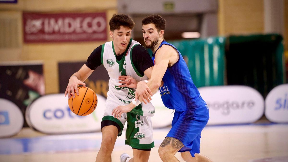 Gonzalo Orozco protege el balón ante un rival.