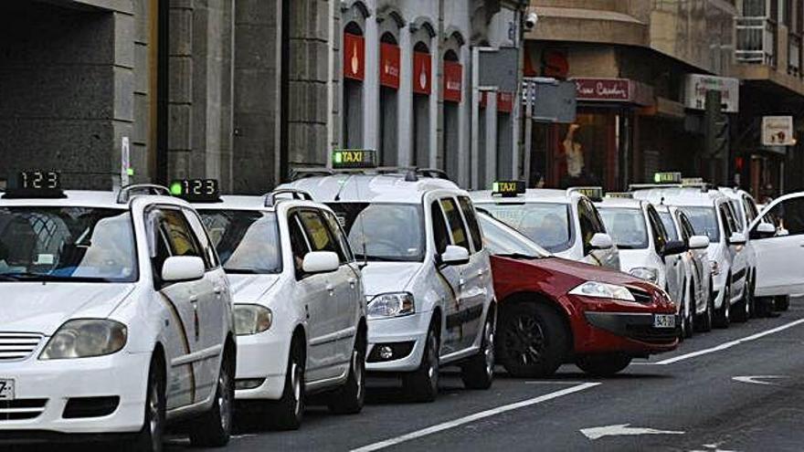 Parada de taxis en las inmediaciones del parque Santa Catalina, en la capital grancanaria.