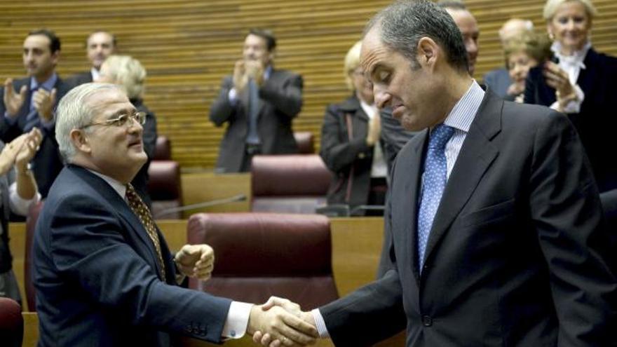 Asencio estrecha la mano de Camps antes de empezar el pleno.