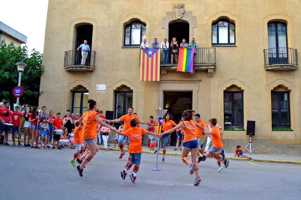 Ball de cascavells amb el Tro Gros al davant de la Casa de la Vila, dins de la celebració de la Nit de Sant Joan a Súria