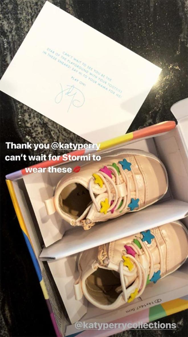 Katy Perry regala sneakers a Stormi