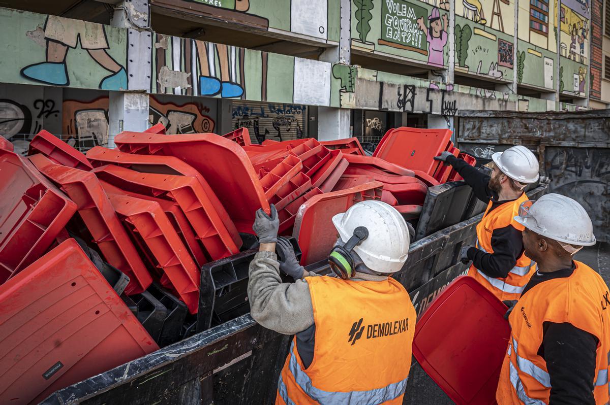 Empieza la demolición del antiguo cine Pere IV, que dejará paso a un gran equipamiento para el Besòs