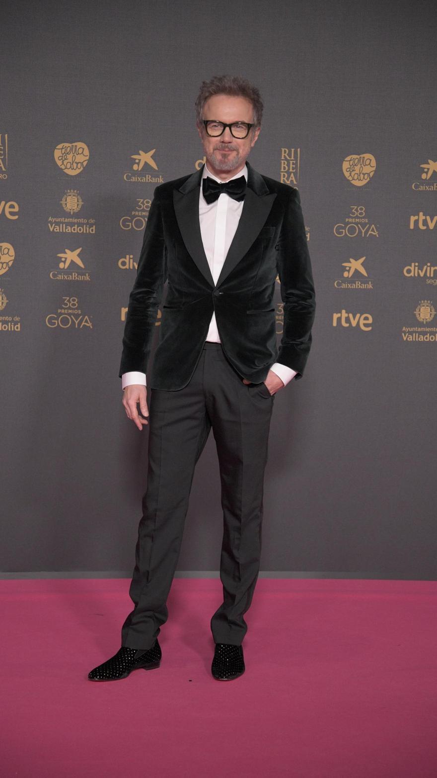 El actor Tristán Ulloa  posó en la alfombra previa a la gala de la 38 edición de los Premios Goya