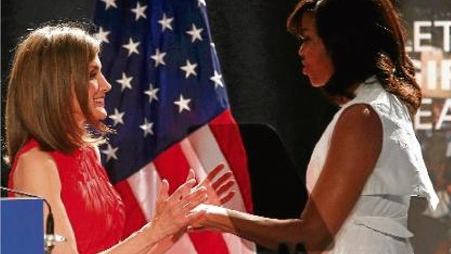 La Reina Letizia i Michelle Obama, amb la bandera dels EUA al fons, ahir, a Madrid.