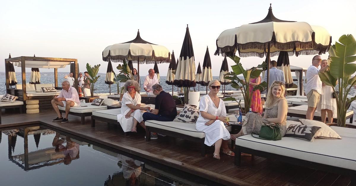 Umgeben von Wasser: die Gäste der MZ-Sommerparty am Pool des Purobeach Palma. Dahinter direkt das Mittelmeer, das für eine kühle Brise an diesem Abend sorgte. | FOTO: NELE BENDGENS