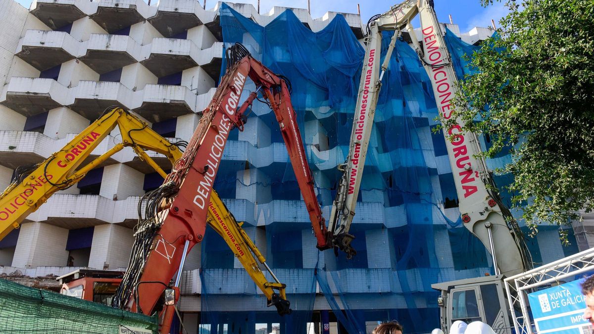 Maquinaria pesada en las obras de demolición del Hospital de Pacientes del Chuac.