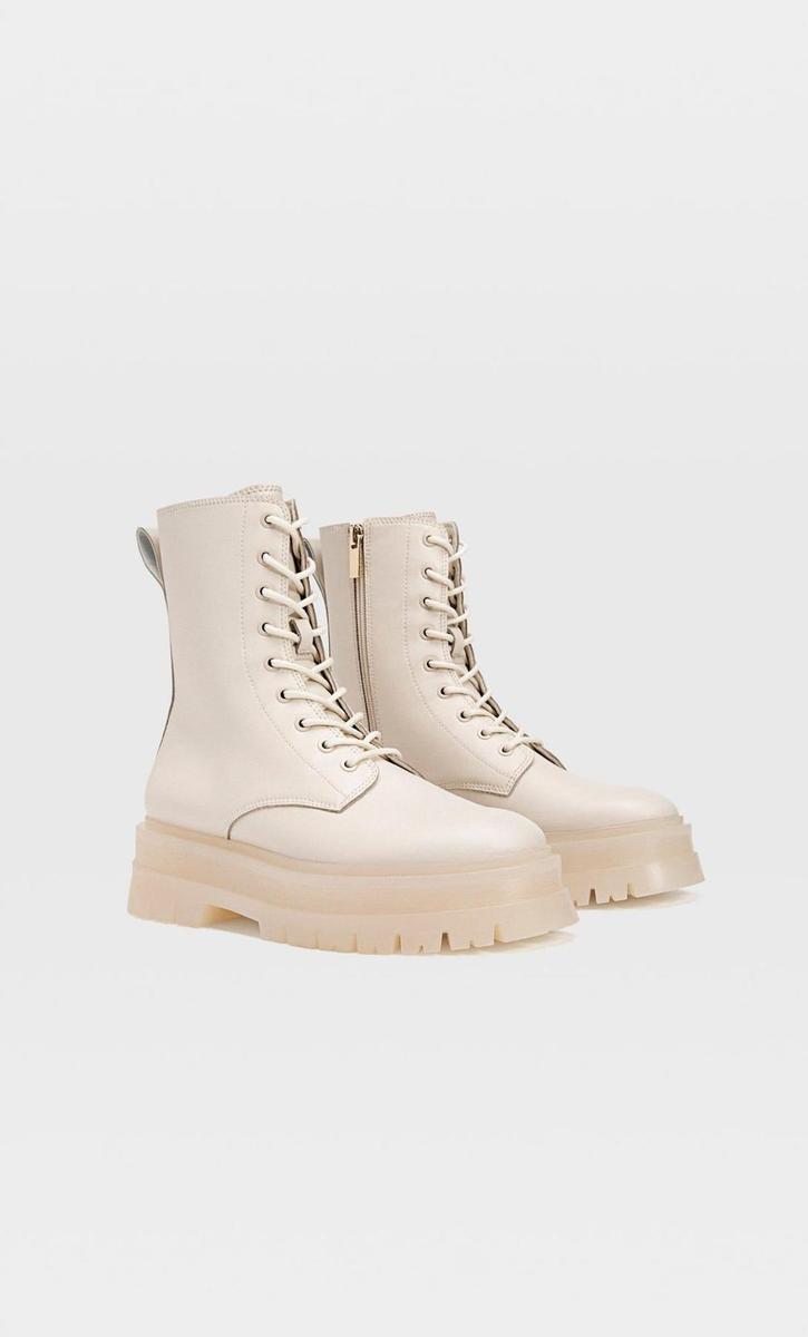 Botas con cordones en color blanco de Stradivarius