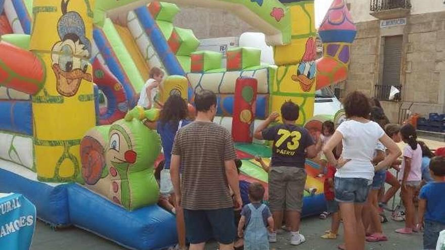 Los niños disfrutan de los hinchables en la plaza.