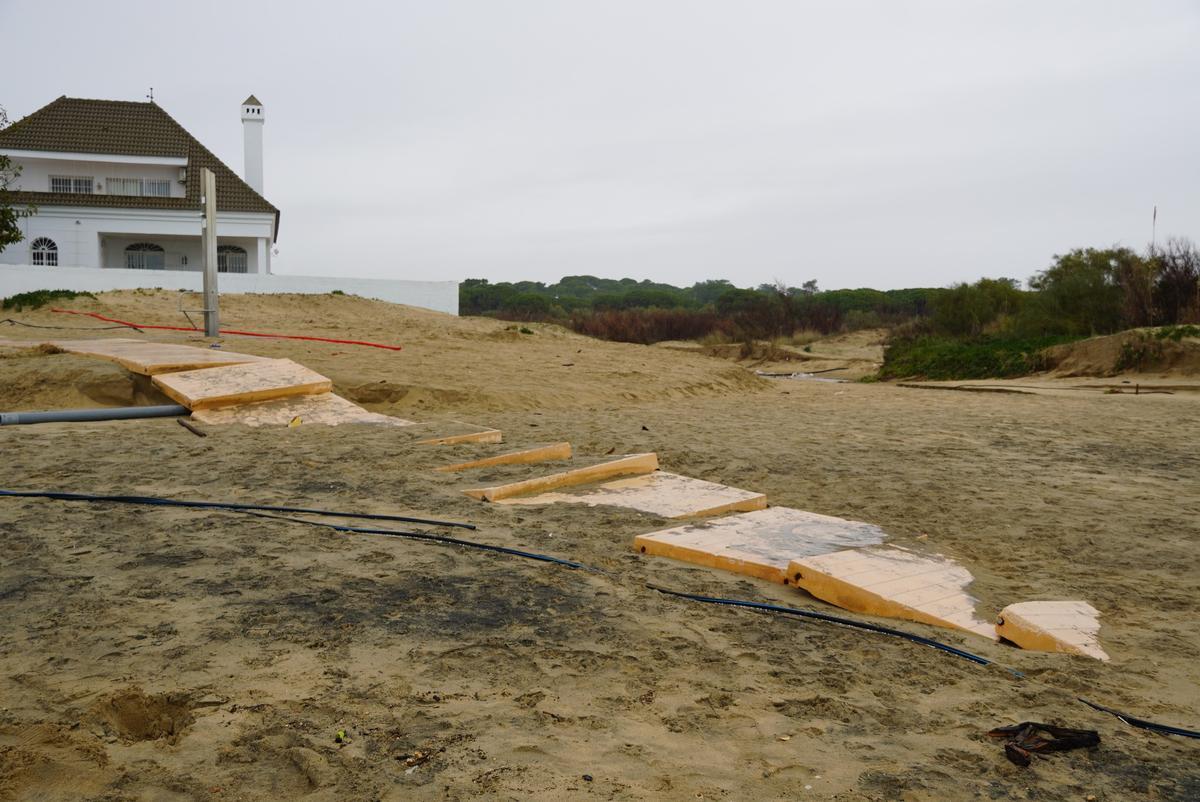 Estado de la zona del colector en El Portil y de la playa.