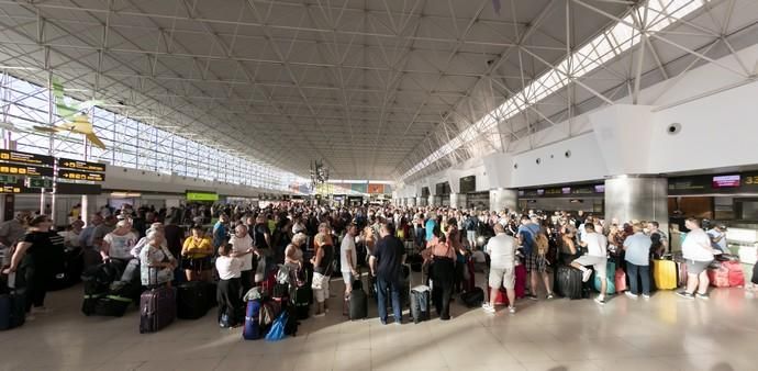 23.09.19. Gando, Telde, Gran Canaria. Pasajeros de Thomas Cook en el Aeropuerto de Gran Canaria. Foto Quique Curbelo  | 23/09/2019 | Fotógrafo: Quique Curbelo