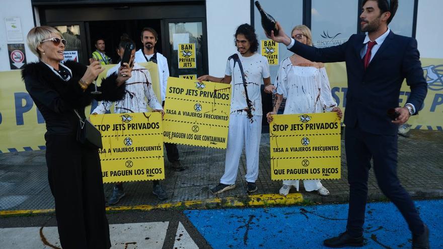Vídeo de los activistas por el clima que protestan en el aeropuerto de Ibiza contra los jets privados
