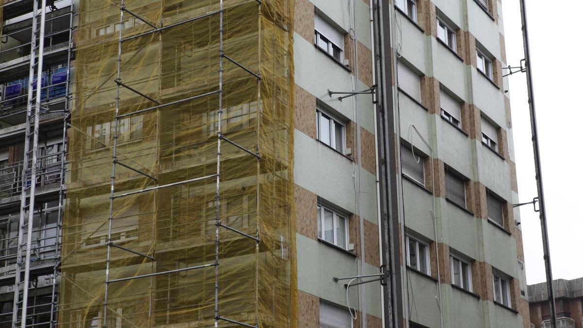 Andamio en una fachada en rehabilitación.