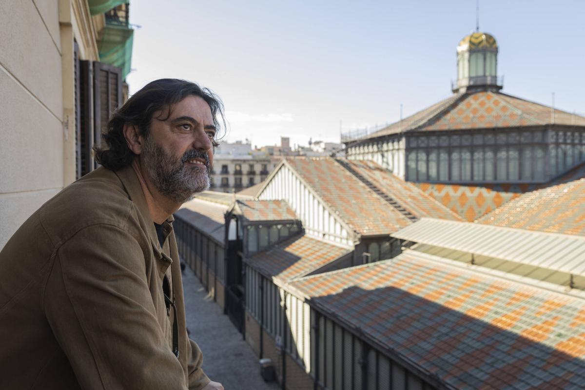 El director del Museu d'Història de Barcelona, Carles García Hermosilla, junto al Born