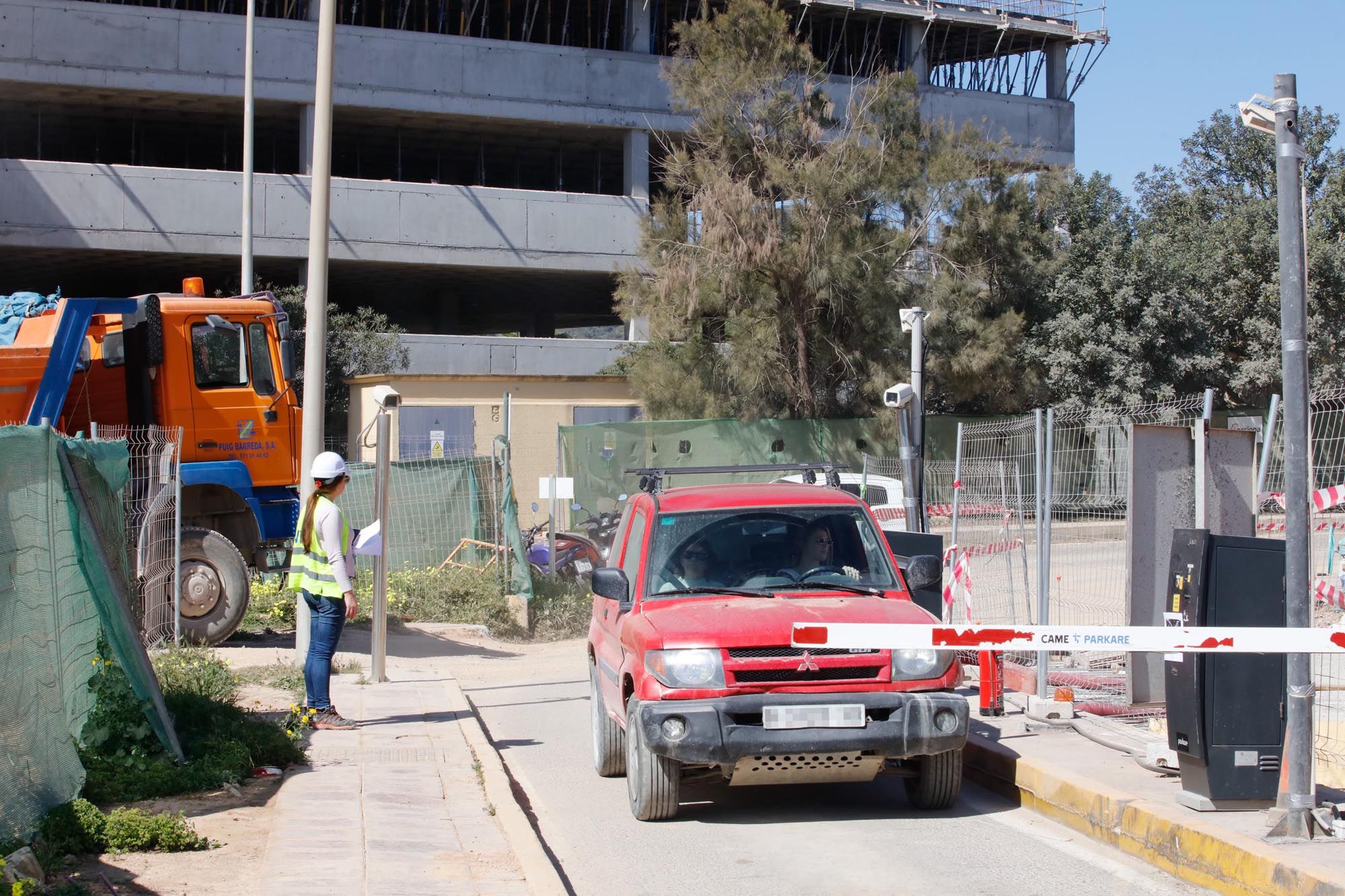 Obras en el aparcamiento del aeropuerto de Ibiza