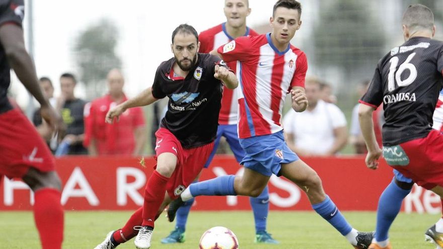 El roijblanco Pedro Díaz, ante el jugador del Langreo Pablo Acebal.