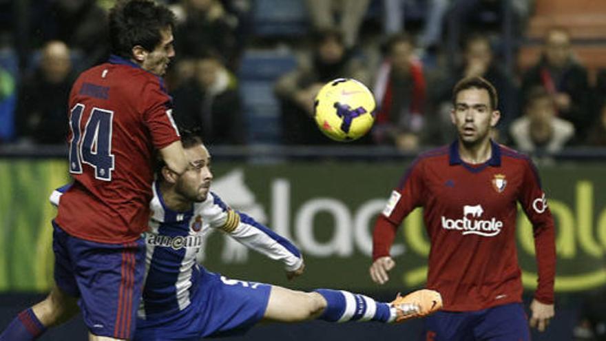 Alejandro Arribas pelea un balón con Sergio García.