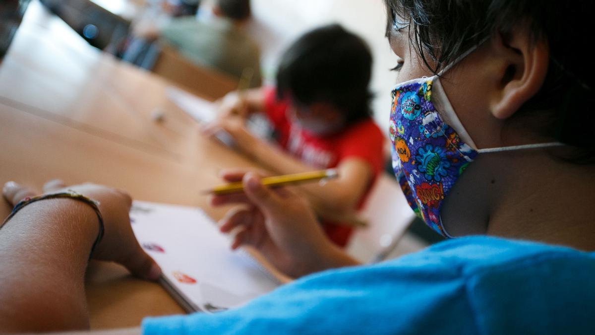 Un niño asiste a una clase con mascarilla