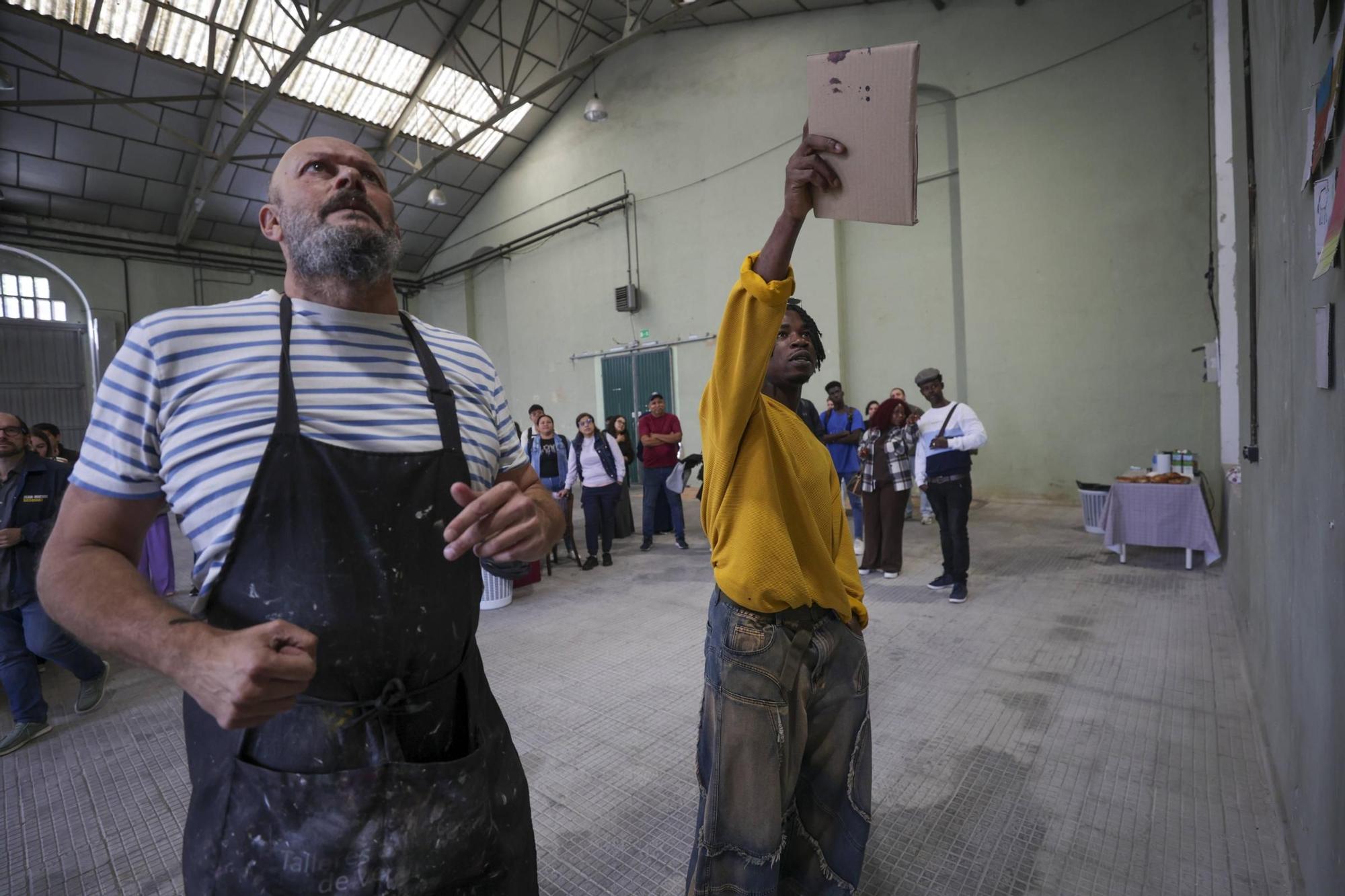 Una casa, un coche o un cordero: los deseos de los hombres y las mujeres que han llegado a Asturias huyendo de sus hogares