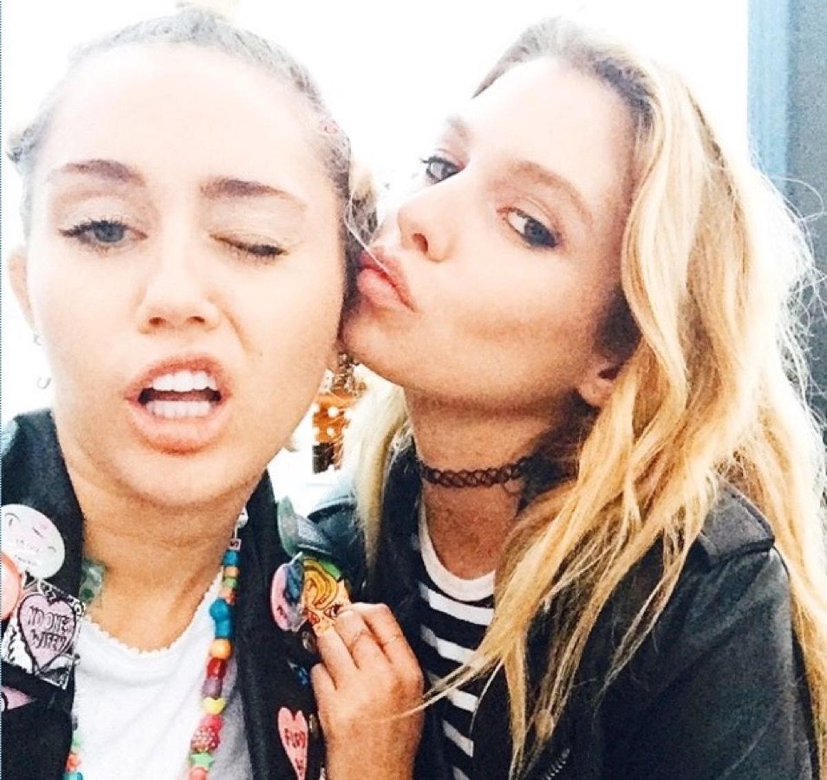 Stella Maxwell posa con Miley Cyrus