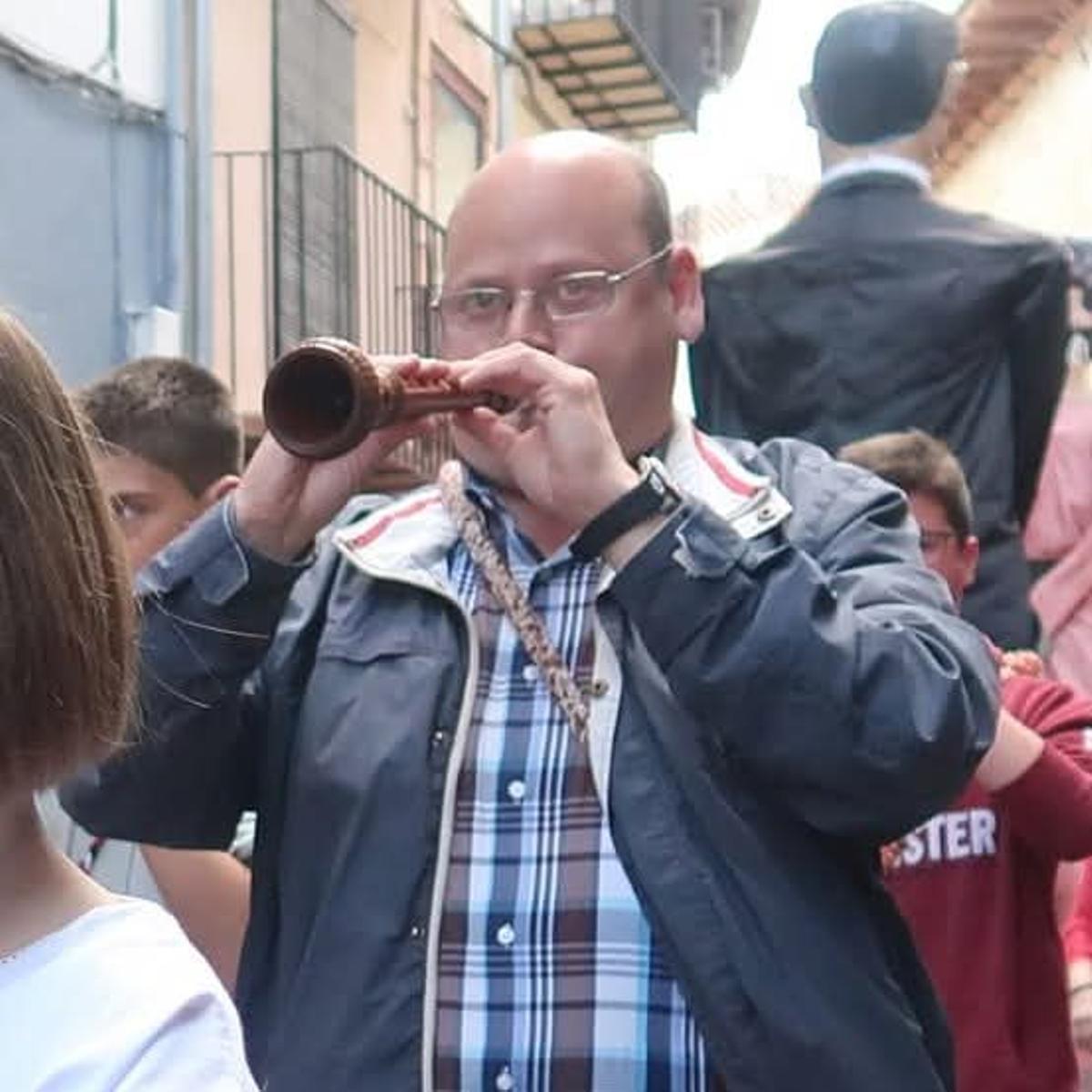 José Vicente Castel tocando la dolçaina durante celebraciones tradicionales en Morella.