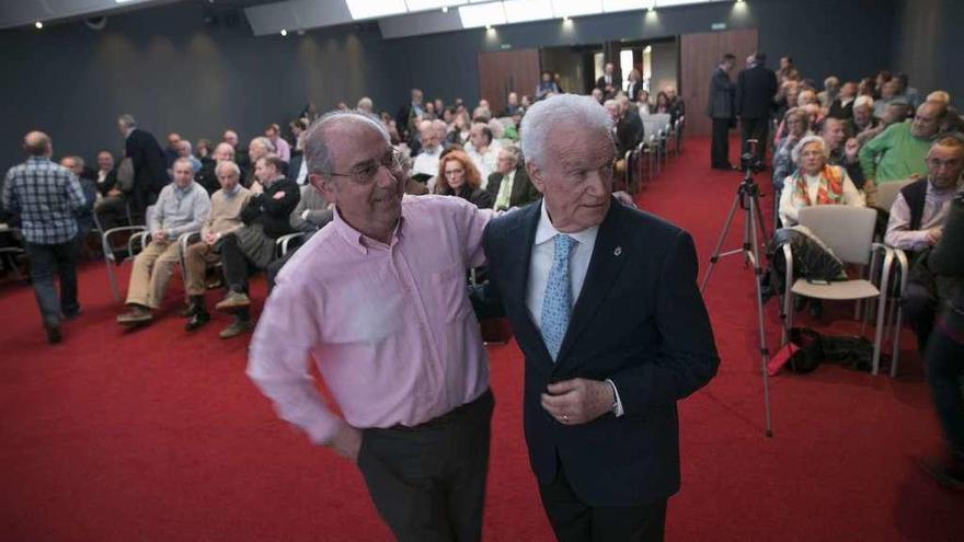 Manuel Lafuente y Ramiro Fernández, ayer, en el Club Prensa Asturiana de LA NUEVA ESPAÑA.