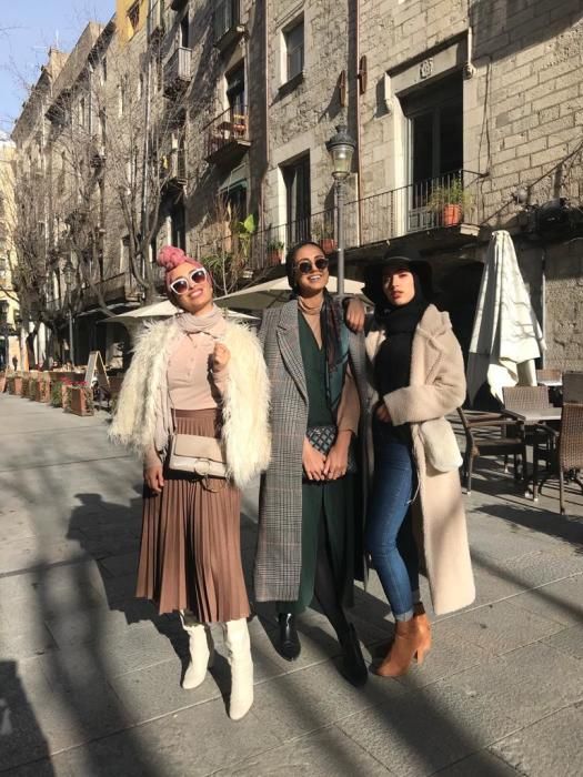 Sisi, Saira i Khaoula a la rambla de Girona