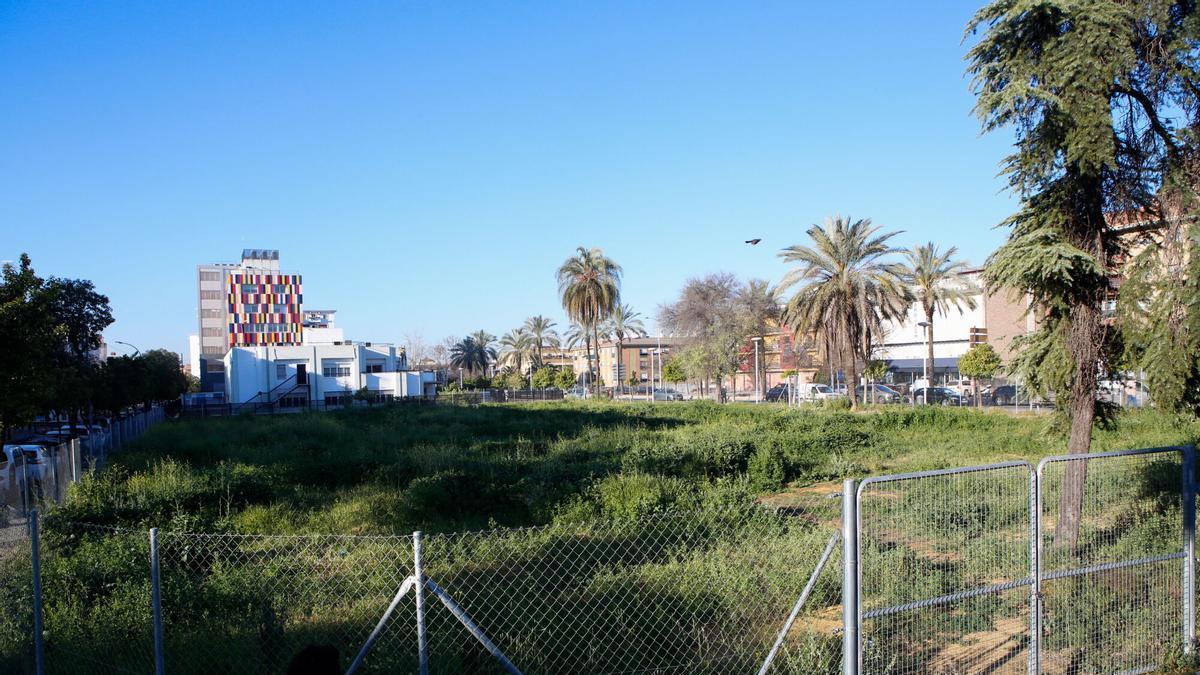 Solar en la avenida de Cádiz donde se encontraba el antiguo Pabellón de la Juventud y donde debe construirse el nuevo.