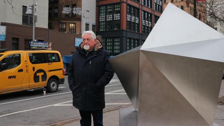 El artista Manuel Ferreiro Badía junto a su obra instalada en Nueva York.