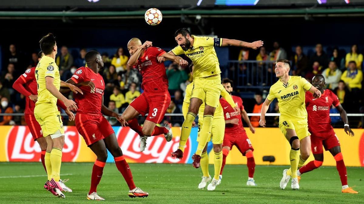 Fabinho y Albiol saltan a por un balón, este martes en Villarreal.