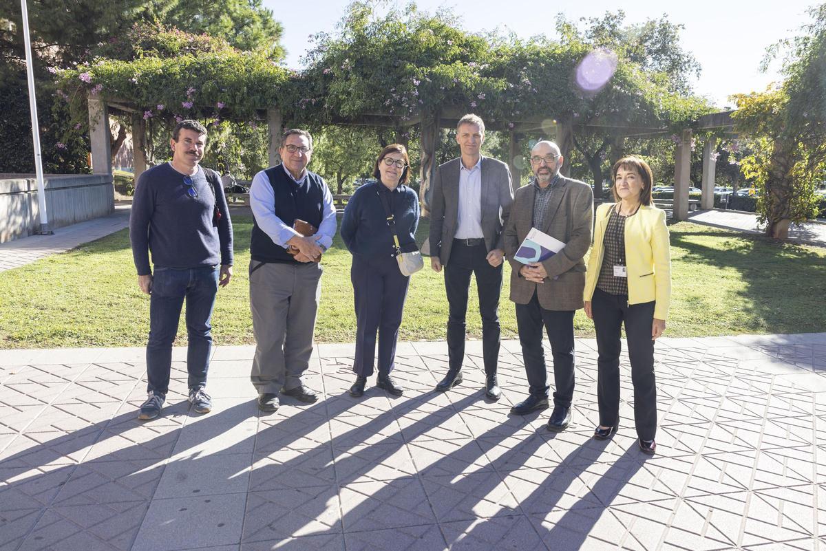 Jan Eeckhout, con  la vicerrectora de Relaciones Internacionales, Eva Camacho; el decano de la Facultad, Joan Antoni Martín, y la directora del Instituto, Inmaculada Martínez Zarzoso.
