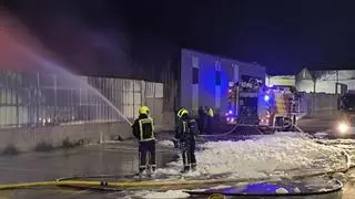 Seis dotaciones de bomberos trabajan en un incendio industrial en Benicarló