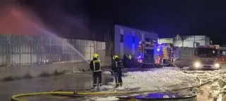 Seis dotaciones de bomberos trabajan en un incendio industrial en Benicarló