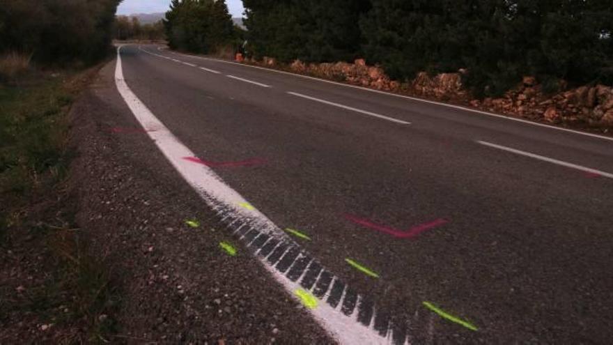 Detall de la marca de frenada i marques policials al lloc de l&#039;accident