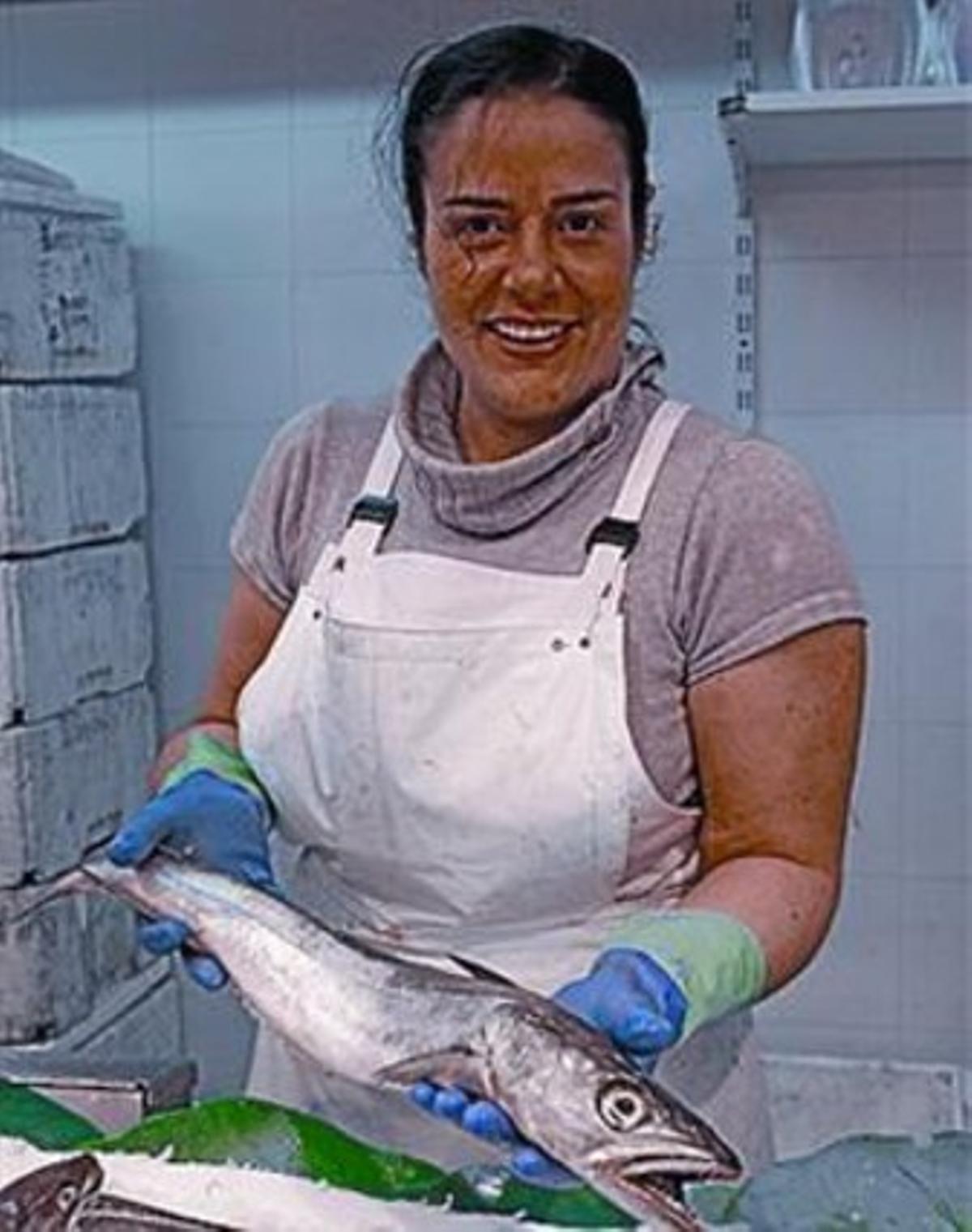 Laura Bescós mostra un lluç de la seva parada. Laura Bescós mostra un lluç de la seva parada.