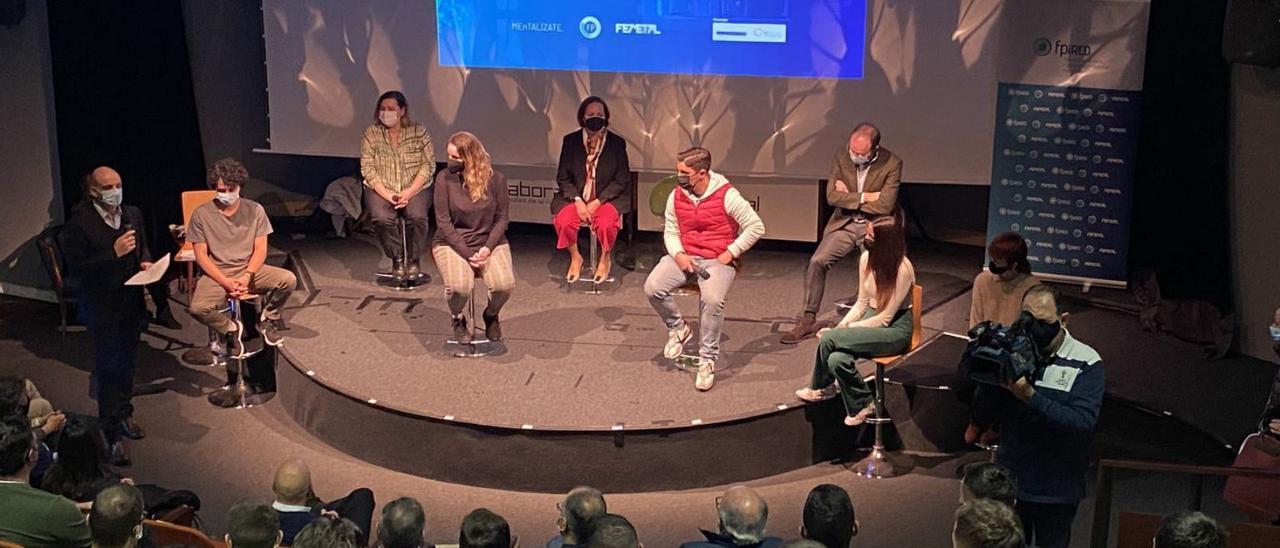 Estudiantes, profesores y representantes de las empresas, ayer, en el escenario del paraninfo de La Laboral, durante la celebración del “FP Innovation Day”.