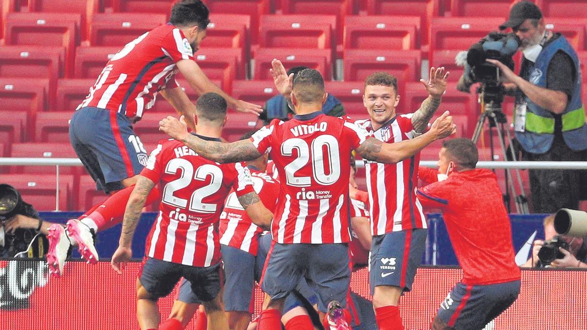 Los jugadores del Atlético de Madrid celebran la victoria ante el Osasuna.