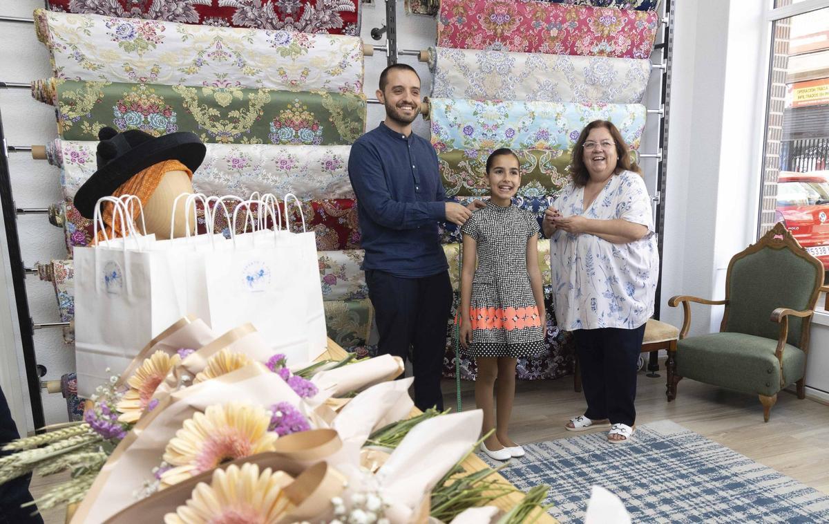 Tradición a medida: la Bellea del Foc Infantil y sus damas inician el camino hacia sus trajes oficiales