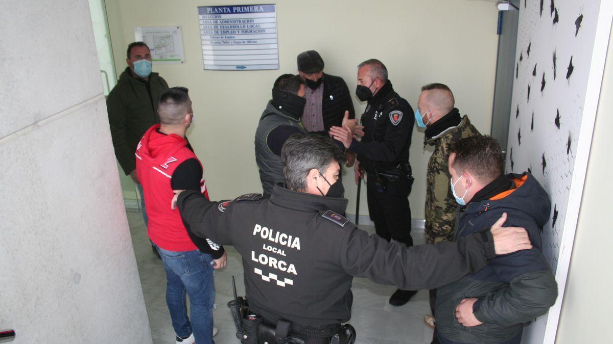 Agentes de la Policía Local intentan convencer a manifestantes para que abandonen el CDL, este lunes. / PILAR WALS