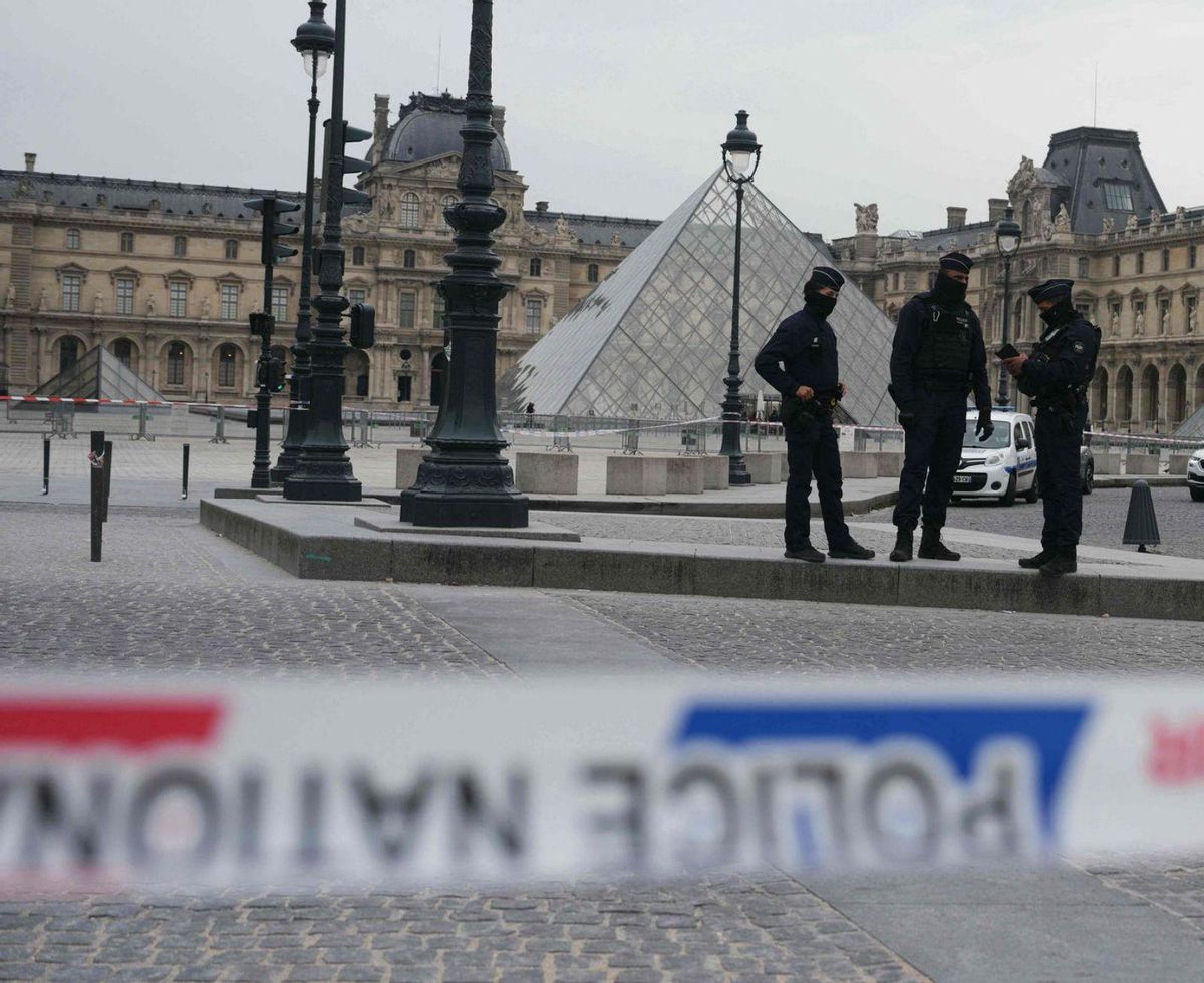 Detinguts dos sospitosos pel robatori al Louvre Detinguts dos sospitosos pel robatori al Louvre