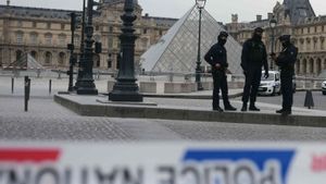 Detinguts dos sospitosos pel robatori al Louvre Detinguts dos sospitosos pel robatori al Louvre
