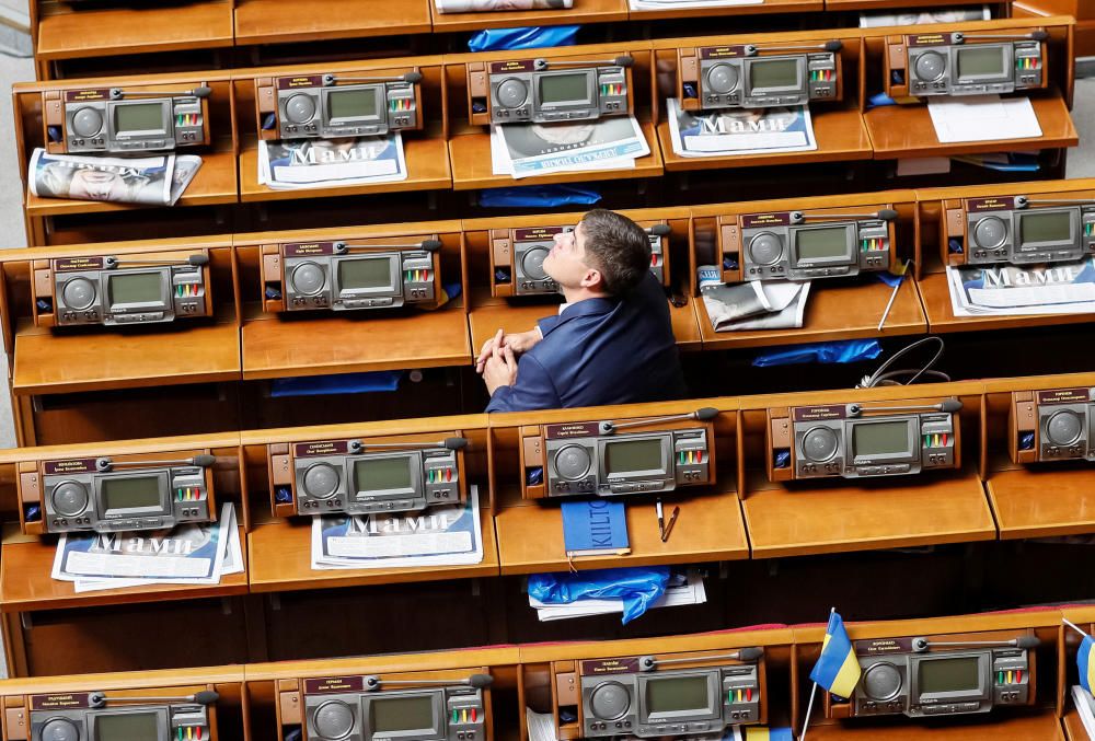 Un legislador mira hacia arriba antes de una sesión en el Parlamento ucraniano.  REUTERS/Gleb Garanich